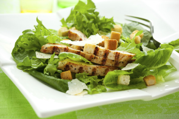 Ensalada César de primavera soleada