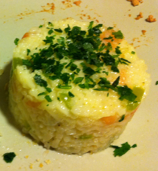 Timbal de arroz y salmón ahumado