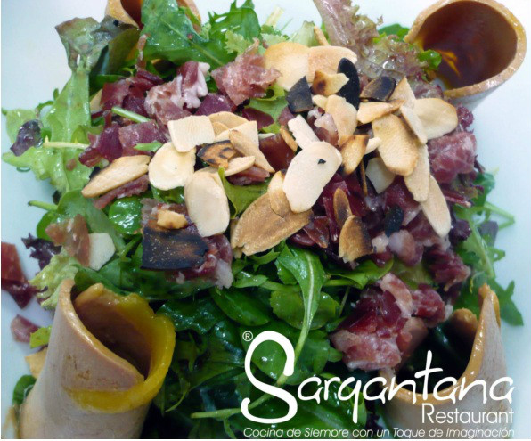 Ensalada de foie, rúcula y jamón de pato