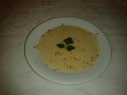 Crema de puerro y cebolla con queso parmesano.