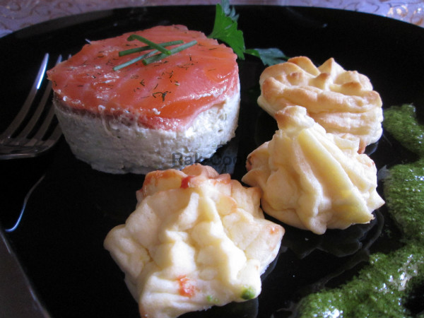 TIMBAL DE SALMÓN MARINADO Y CREMA DE AGUACATE