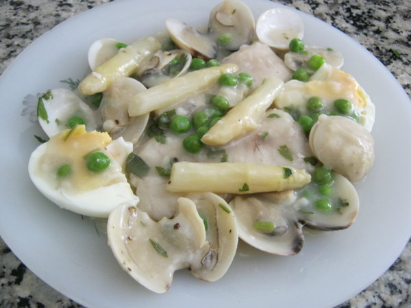Merluza en salsa verde con almejas y gambitas