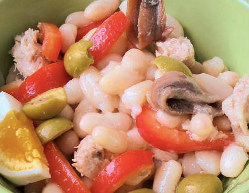 Ensalada de judías blancas con atún, pimiento y anchoas