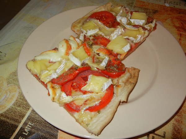 Coca de tomate y queso brie