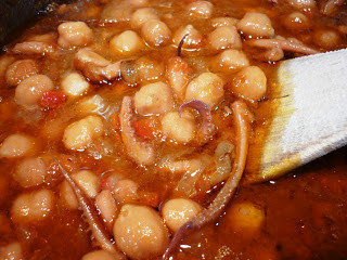 Garbanzos estofados con chipirones