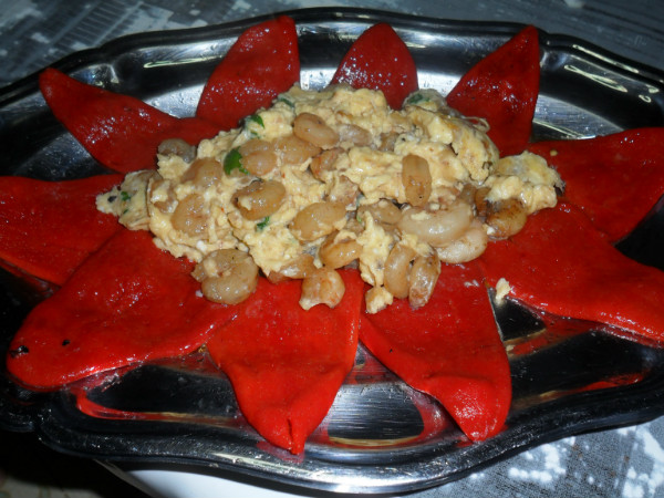 pimientos del piquillo con revuelto de gambas