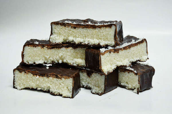 TURRÓN DE COCO CON COBERTURA DE CHOCOLATE
