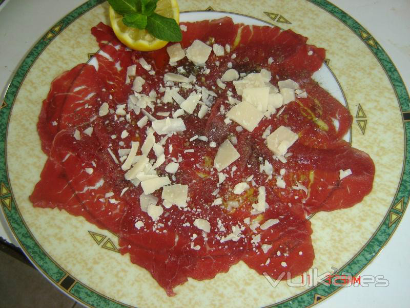 Carpaccio de ternera con queso parmesano