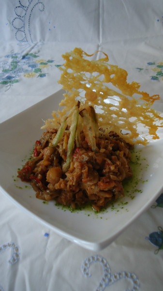 ROSADA A LA ROTEÑA CON TEMPURA DE PIEMIENTOS Y CRUJIENTE DE QUESO