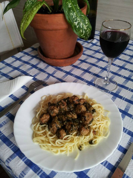 Bolitas de carne  en salsa de espinacas