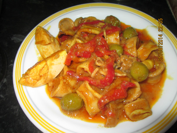 calamares con pimientos y aceitunas