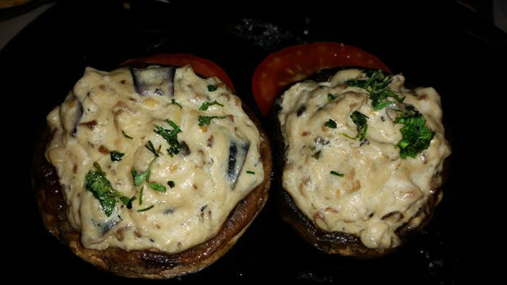 CHAMPIÑONES RELLENOS CON SALSA DE QUESO DE ROMERO